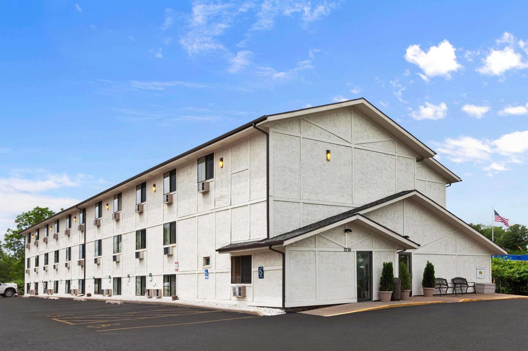 Motel Super 8 By Wyndham Dubuque Exterior foto